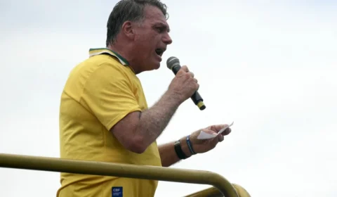 Oposição tenta anistiar Jair Bolsonaro às escondidas na Câmara