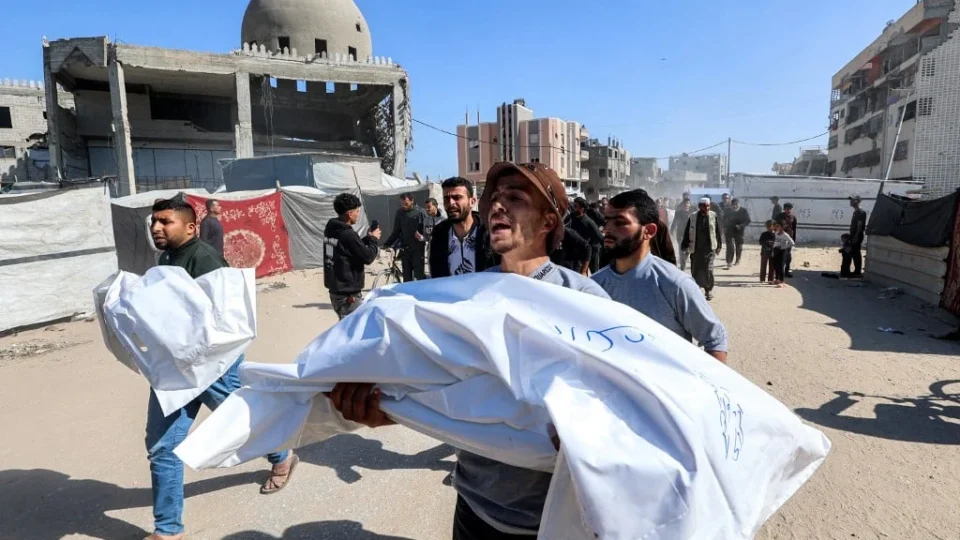 Ataques israelenses contra campos em Gaza deixam quase 40 mortos