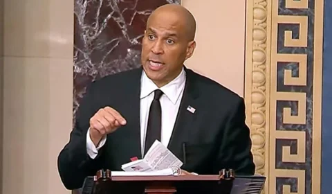 Senador democrata faz discurso de mais de 24 horas contra políticas de Trump