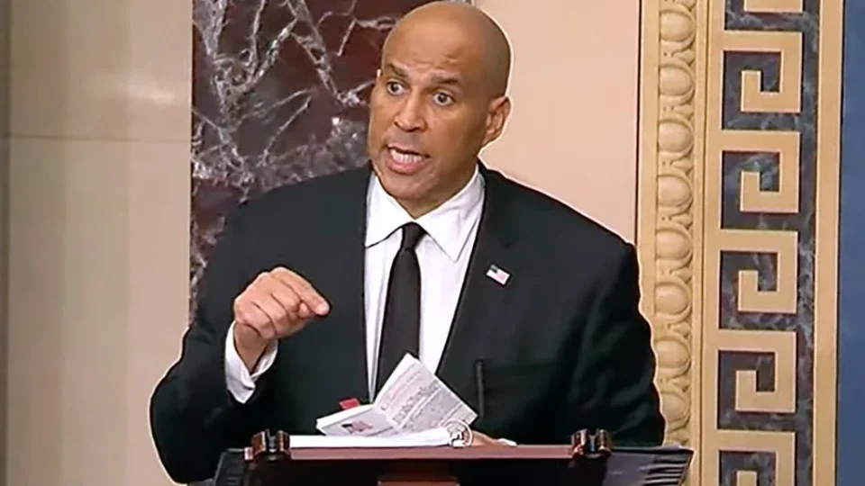 Senador democrata faz discurso de mais de 24 horas contra políticas de Trump
