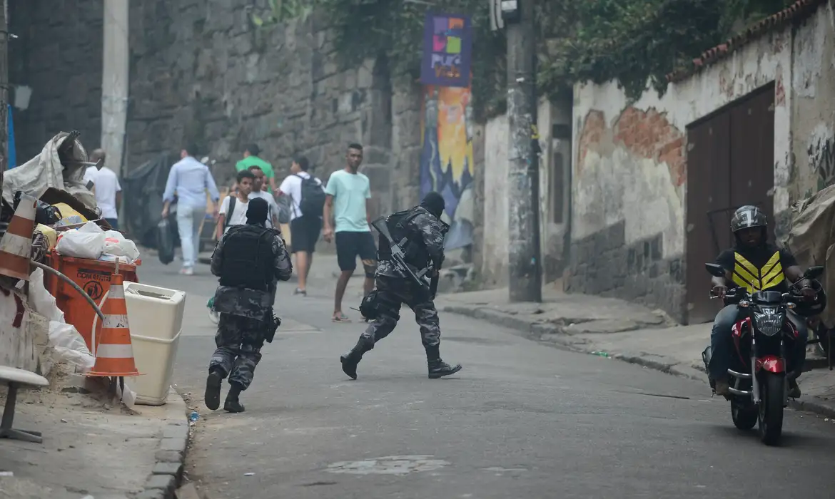 ADPF das Favelas tem reviravolta e STF amplia poder da PF no combate a facções