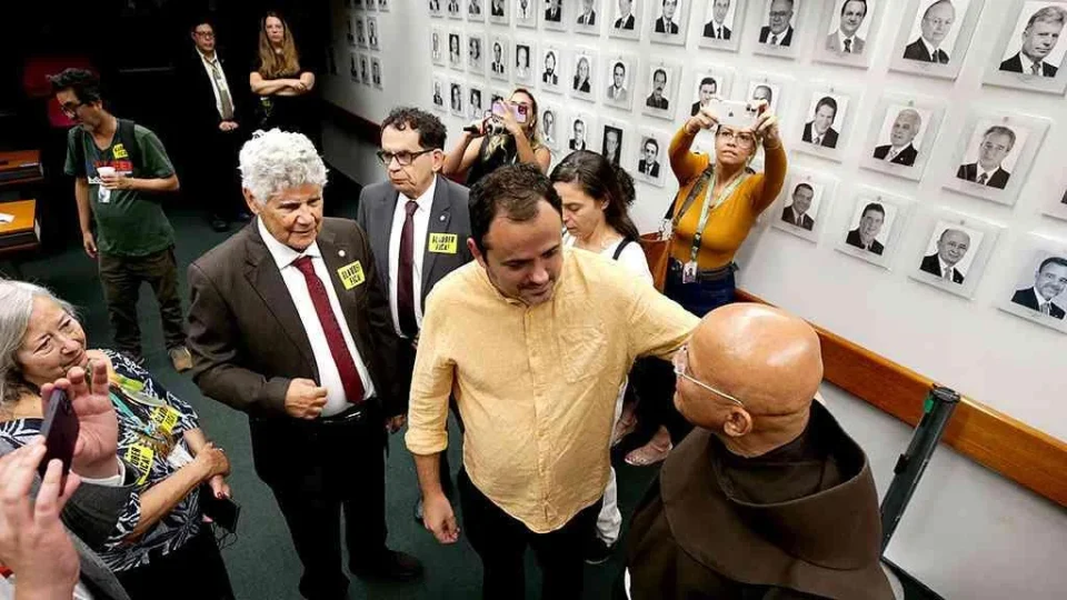 Glauber começa a apresentar ‘fraqueza e abatimento’ no 6º dia de greve de fome, diz Sâmia Bomfim