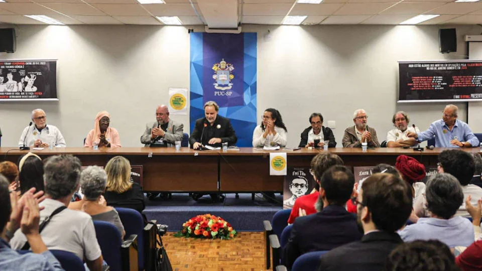 Ato contra anistia a bolsonaristas reúne Dirceu, Genoíno, políticos do PSOL e PCdoB