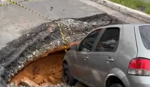 Carro é engolido por cratera em avenida da zona leste de São Paulo