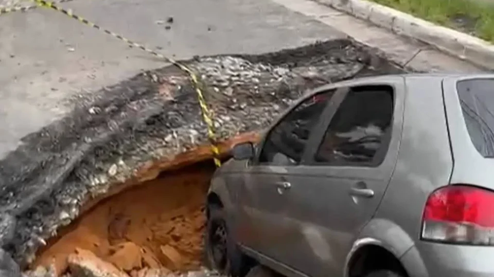 Carro é engolido por cratera em avenida da zona leste de São Paulo