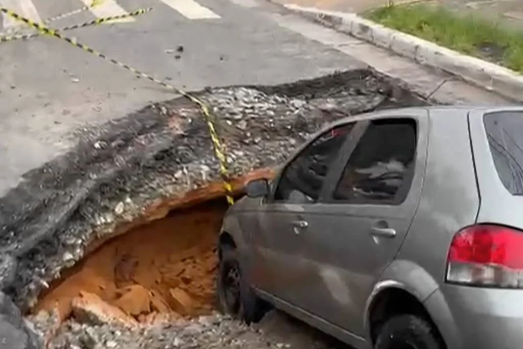 Carro é engolido por cratera em avenida da zona leste de São Paulo ...