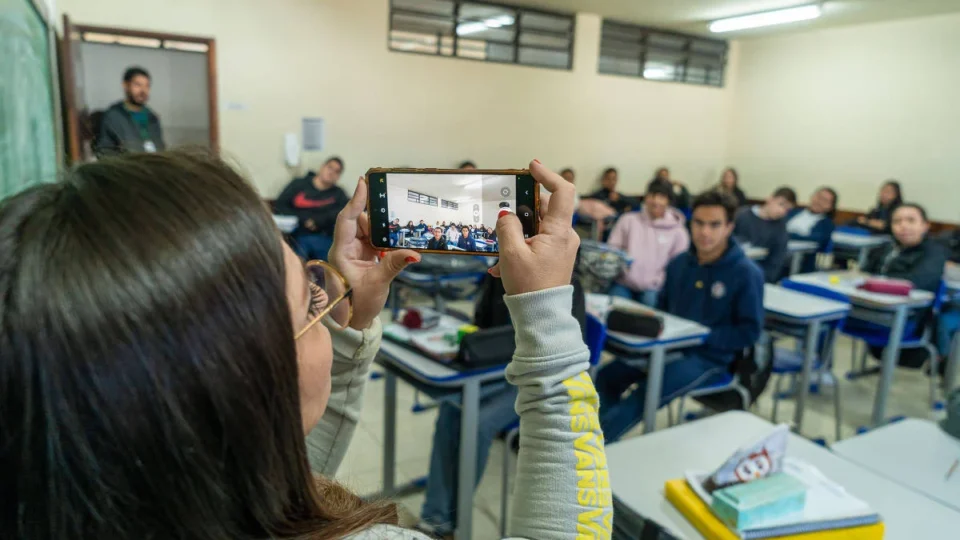 Promotoria pede condenação de governo do PR por reconhecimento facial em escolas