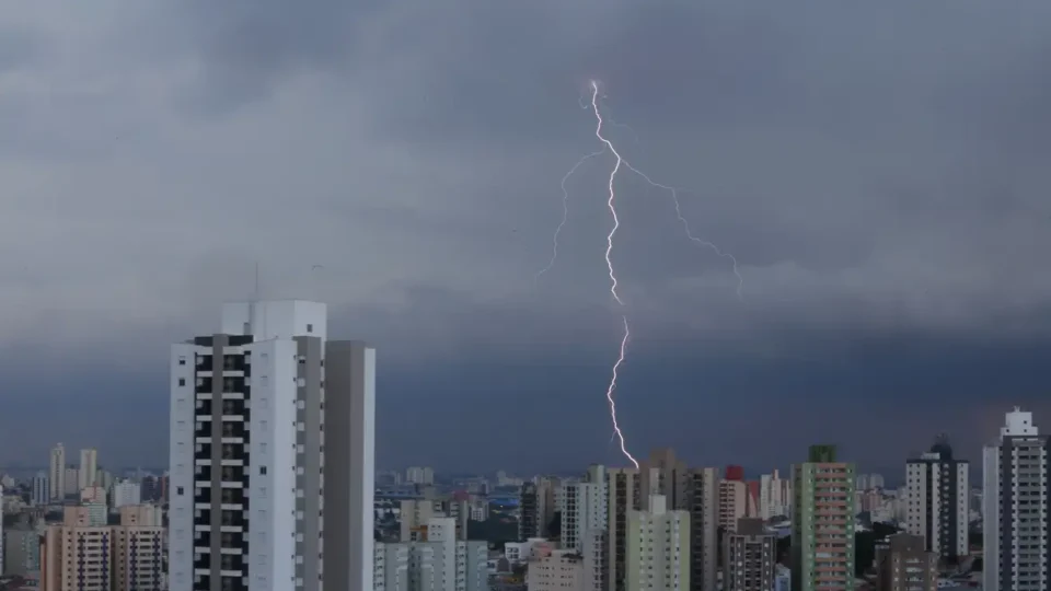 Previsão do tempo: sistema de baixa pressão no Paraguai influencia o clima no Brasil