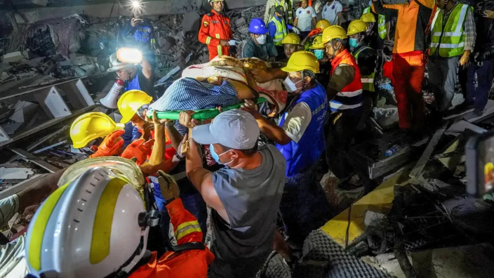 Passa de 2.700 o número de mortos em Mianmar após terremoto
