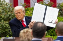 Bolsas em todo mundo prosseguem em queda após anúncio de tarifas de Trump