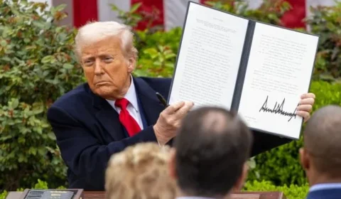Bolsas em todo mundo prosseguem em queda após anúncio de tarifas de Trump