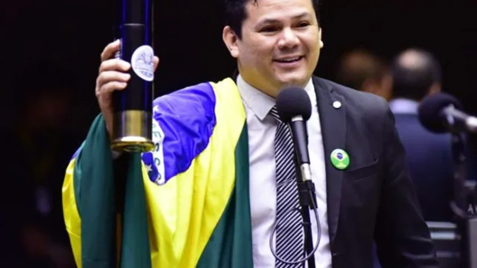 Ameaçado de cassação, deputado bolsonarista se desculpa por desejar morte de Lula