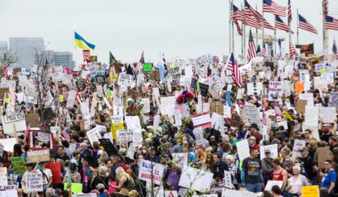Milhares de manifestantes vão às ruas nos Estados Unidos protestar contra Donald Trump