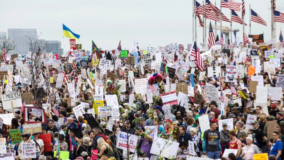 Milhares de manifestantes vão às ruas nos Estados Unidos protestar contra Donald Trump