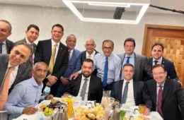 O senador Romário (PL-RJ) joga parado