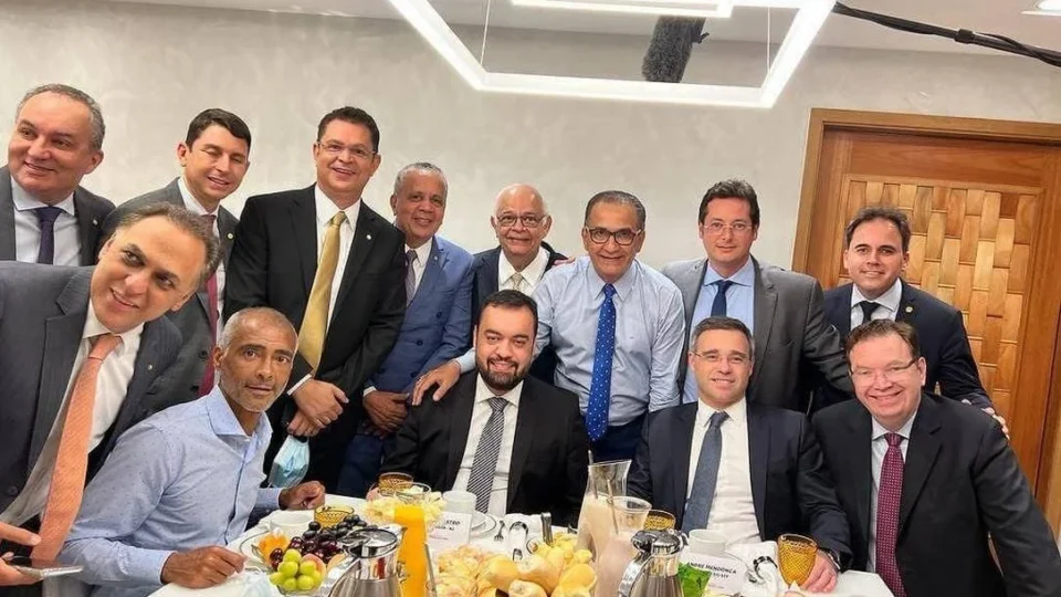 O senador Romário (PL-RJ) joga parado