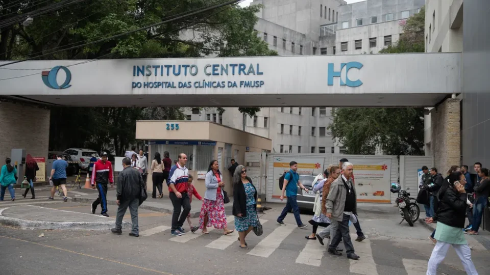 Auxiliar de enfermagem é preso sob suspeita de estuprar paciente em coma no HC