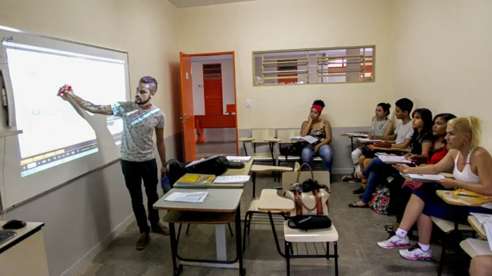 Pé-de-meia: nascidos em março e abril recebem hoje incentivo matrícula
