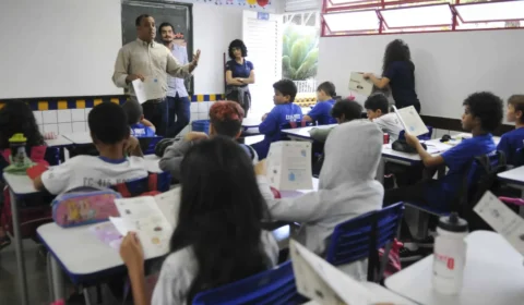 Tem muita gente ganhando dinheiro com a Educação, mas não é o professor