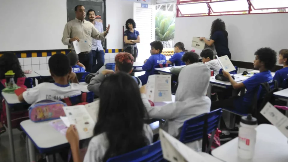 Tem muita gente ganhando dinheiro com a Educação, mas não é o professor
