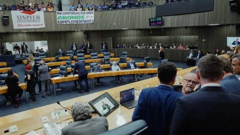 Câmara de SP ignora protestos de servidores e aprova reajuste abaixo da inflação