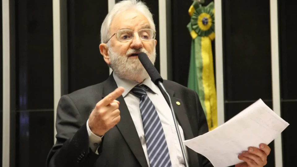 Ivan Valente vai acionar MP sobre vídeo de policiais em cerimônia com cruz em chamas
