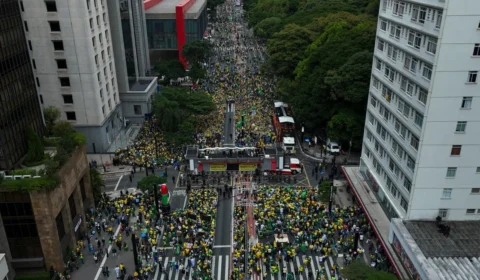 Manifestantes se reúnem na Paulista, e Bolsonaro se encontra com 7 governadores