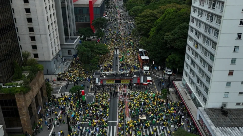 Manifestantes se reúnem na Paulista, e Bolsonaro se encontra com 7 governadores