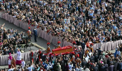 Quase 20 mil pessoas já visitaram velório do papa Francisco no Vaticano
