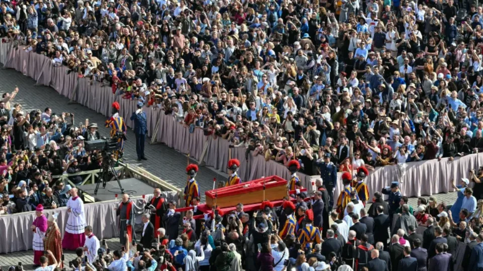 Quase 20 mil pessoas já visitaram velório do papa Francisco no Vaticano