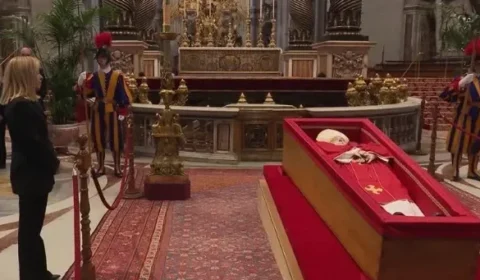 Quase 50.000 fiéis visitam o velório do papa Francisco