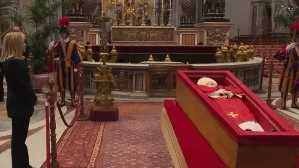 Quase 50.000 fiéis visitam o velório do papa Francisco