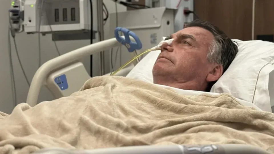 Bolsonaro tem piora clínica e pressão arterial elevada, segundo boletim médico