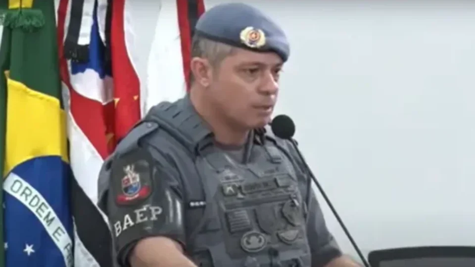 Comandante da PM ameaça repórter por repercussão de vídeo com ‘cruz em chamas’