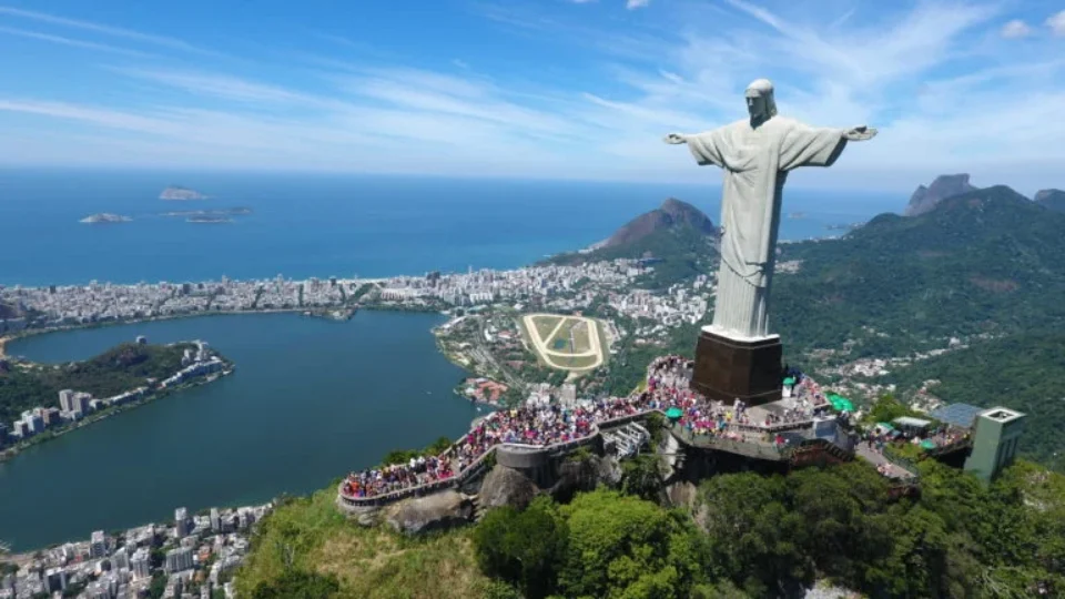 Vistoria no Cristo Redentor aponta risco de incêndio florestal por sistema de iluminação