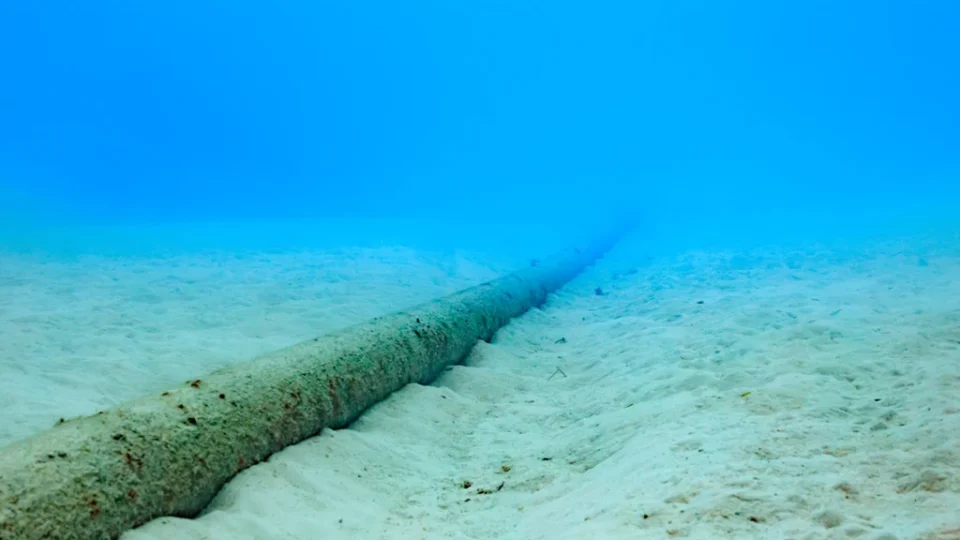 Ataques russos a cabos submarinos podem causar apagão da internet, dizem operadoras