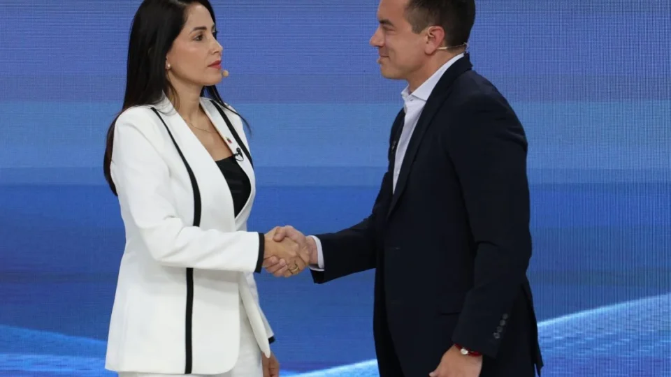 Equador tem eleição acirrada e pode eleger primeira mulher presidente