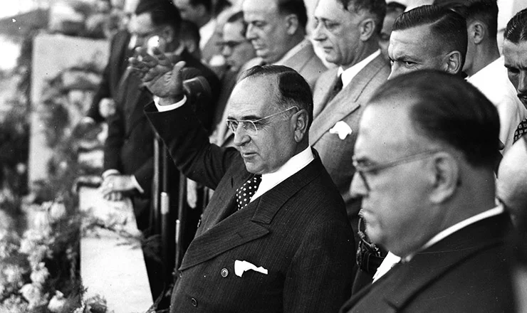 Getulio Vargas pronunciamento Na foto, Getúlio Vargas faz um pronunciamento oficial na tribuna do Ministério do Trabalho e apresenta ao país a Consolidação das Leis do Trabalho. Imagem: Arquivo Nacional