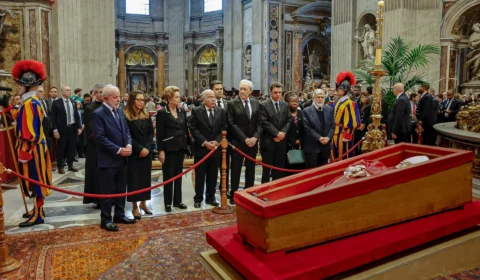 Lula e comitiva desembarcam em Roma para funeral do papa Francisco