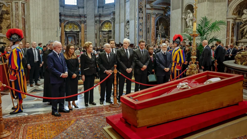 Lula e comitiva desembarcam em Roma para funeral do papa Francisco