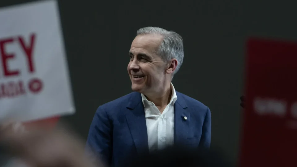 Reação a Trump faz liberal Mark Carney vencer eleição no Canadá contra conservadores