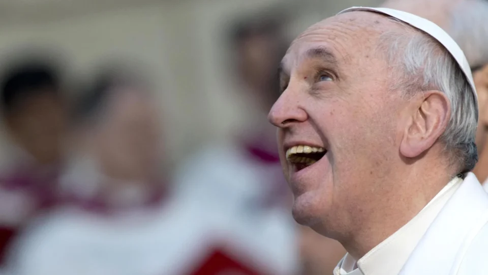 Gestos a-religiosos do Papa Francisco, testemunho de misericórdia