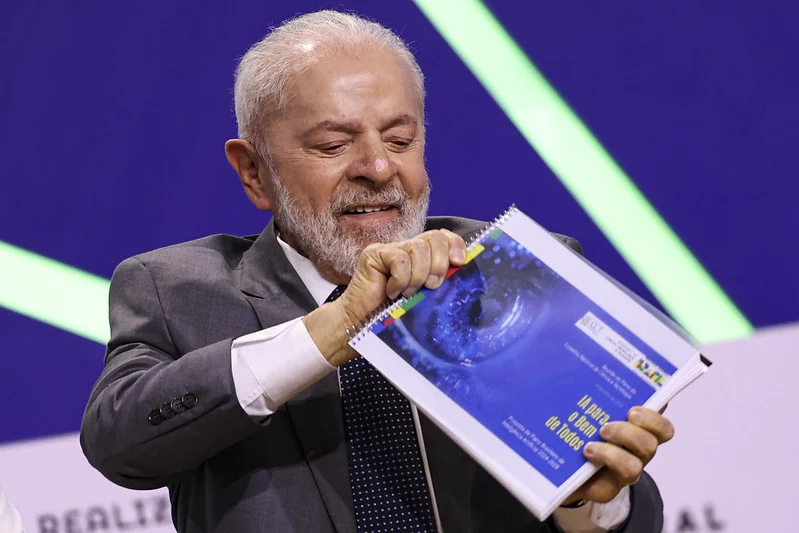Em 2024, o presidente Lula recebeu o Plano Nacional de Inteligência Artificial (PBIA) durante a 5ª Conferência Nacional de Ciência, Tecnologia e Inovação. Foto: EBC/Agência Brasil