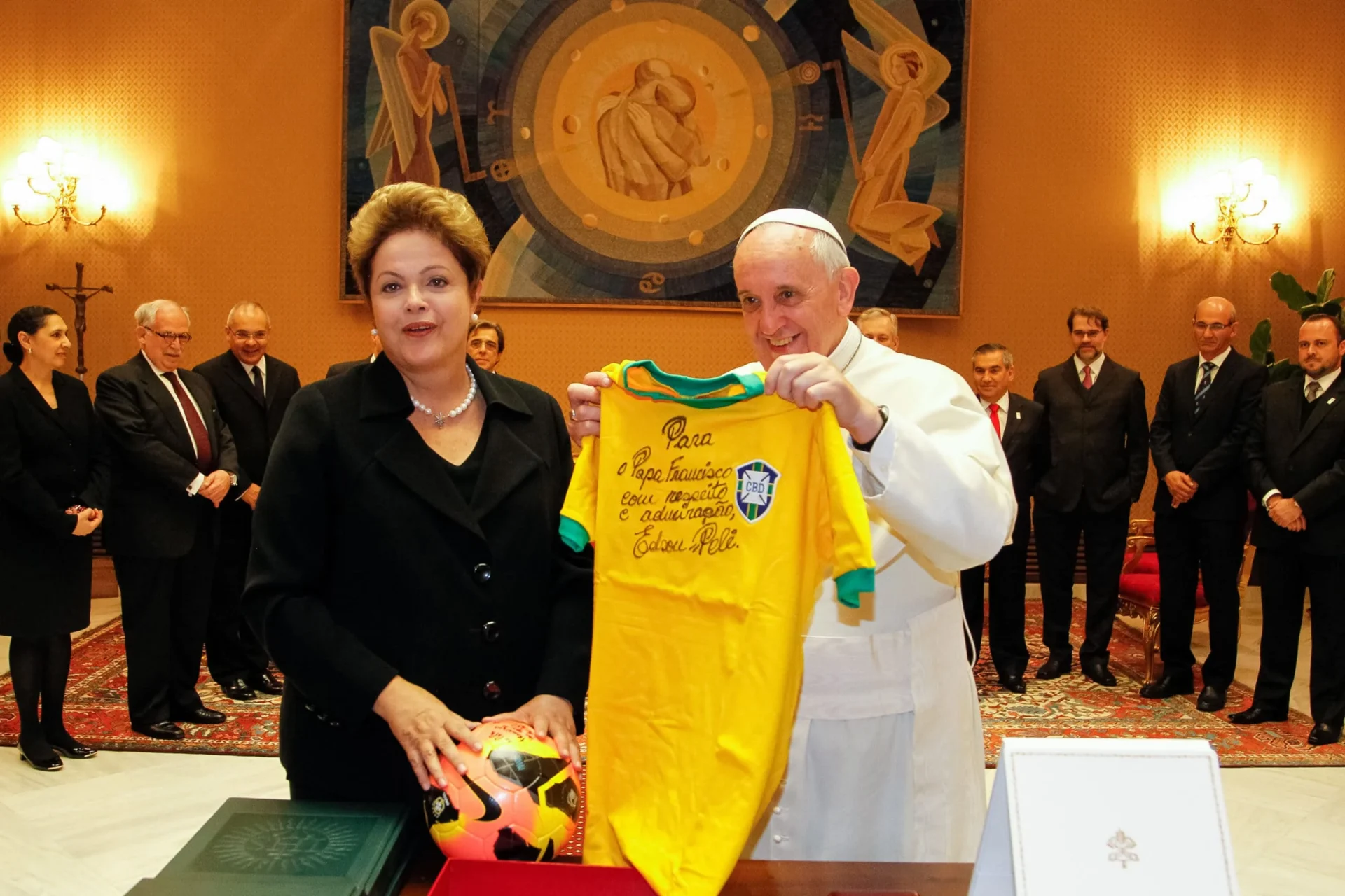 Papa Francisco segura camiseta de futebol presenteada por Dilma Rousseff 
