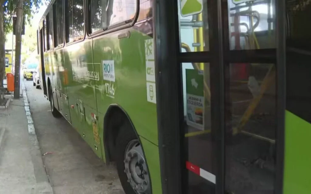 Passageiros pularam de ônibus na tentativa de fugir do assalto no Rio de Janeiro (Foto: Reprodução/TV Globo)
