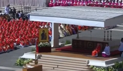 Milhares de pessoas acompanham funeral do Papa Francisco, no Vaticano