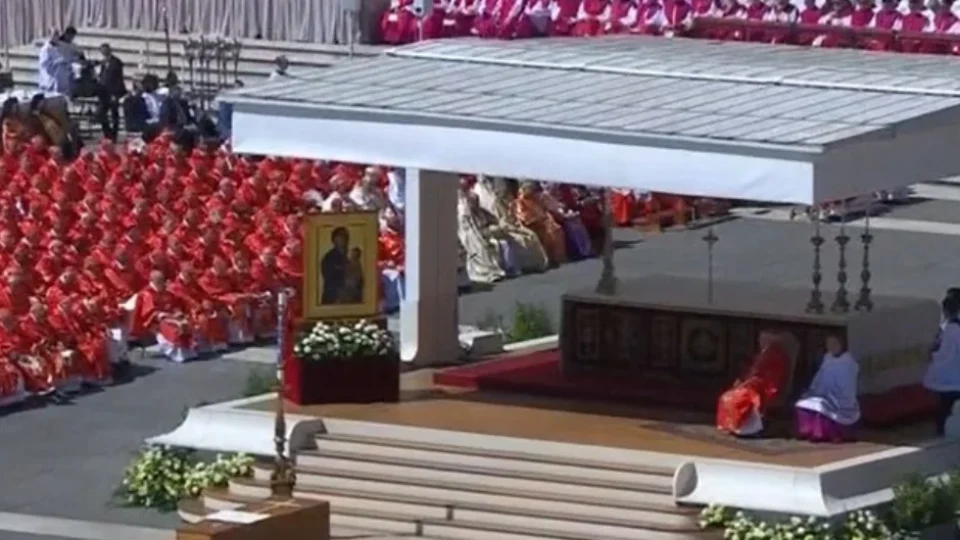 Milhares de pessoas acompanham funeral do Papa Francisco, no Vaticano