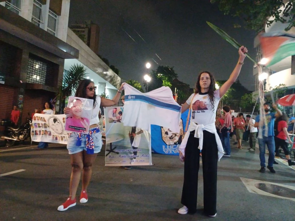 Mães de jovens vítimas da violência policial se unem em 12º desfile do Cordão da Mentira