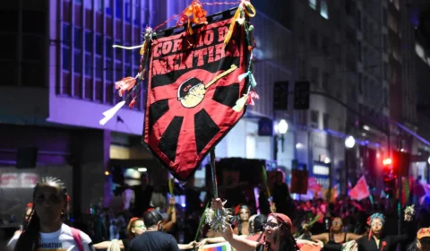 Mães de jovens vítimas da violência policial se unem em 12º desfile do Cordão da Mentira