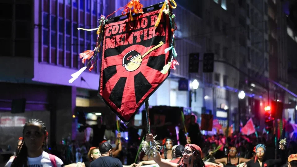 Mães de jovens vítimas da violência policial se unem em 12º desfile do Cordão da Mentira